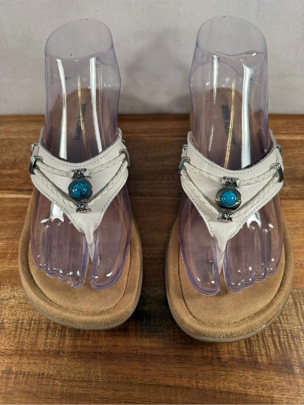 Minnetonka Silverthorne 360 Thong Sandals in White with Turquoise Stone Size 7